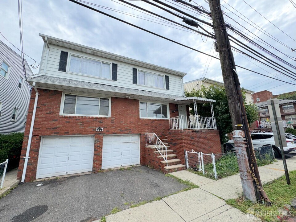 304 Woodcliff Ave in North Bergen, NJ - Building Photo