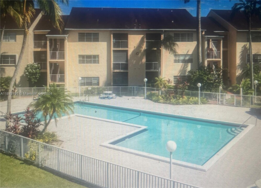 15290 SW 106th Ln in Miami, FL - Foto de edificio