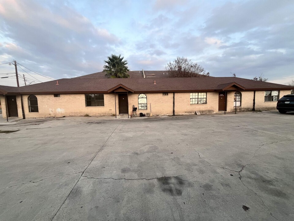 3105 Market St in Laredo, TX - Building Photo