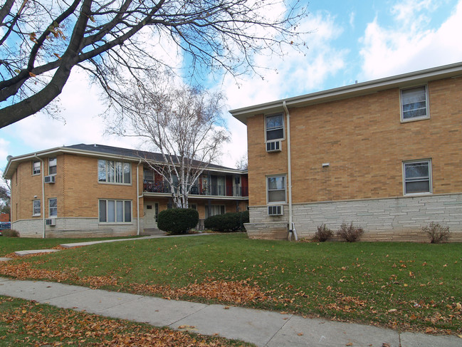 3210 N 76th St in Milwaukee, WI - Foto de edificio - Building Photo