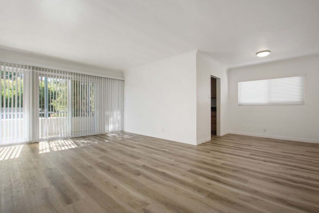 1975 S Beverly Glen Blvd in Los Angeles, CA - Building Photo