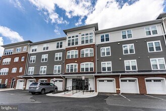 3700 Havertill Ln in Woodbridge, VA - Foto de edificio - Building Photo