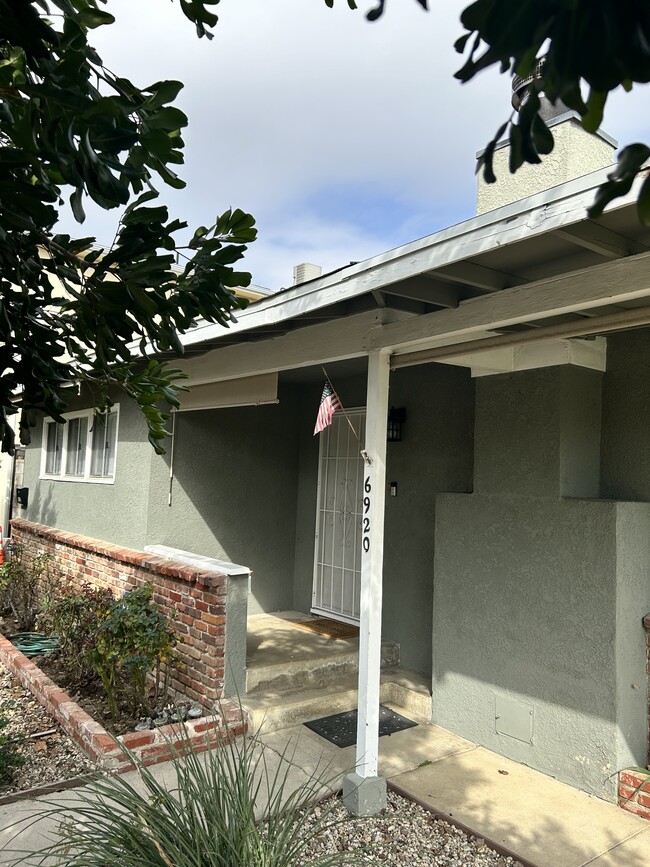 6920 Chimineas Ave in Reseda, CA - Foto de edificio - Building Photo