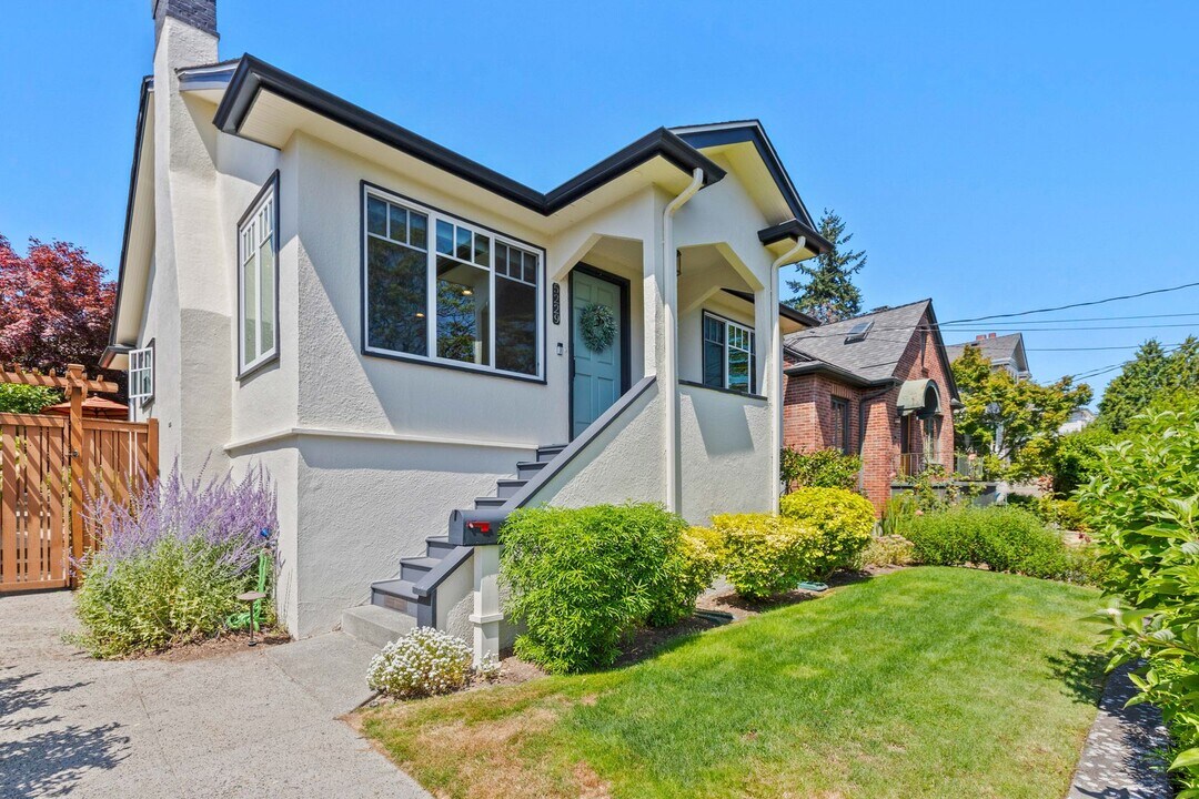 5229 38th Ave NE in Seattle, WA - Building Photo
