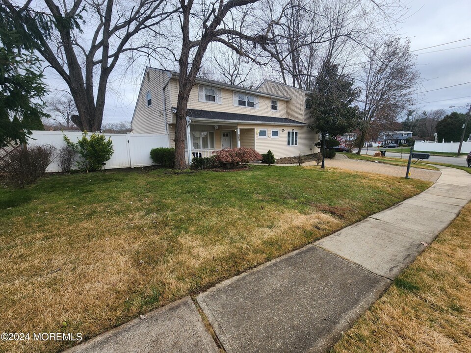 26 Lincroft Ave in Old Bridge, NJ - Building Photo