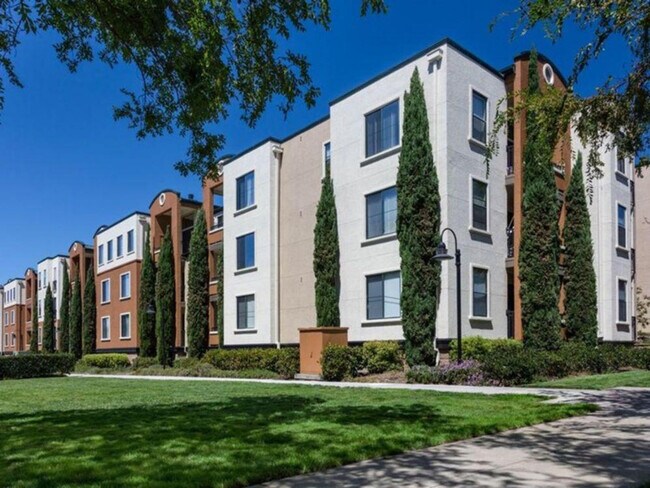 2205 Bridgepointe Pkwy in San Mateo, CA - Foto de edificio - Building Photo