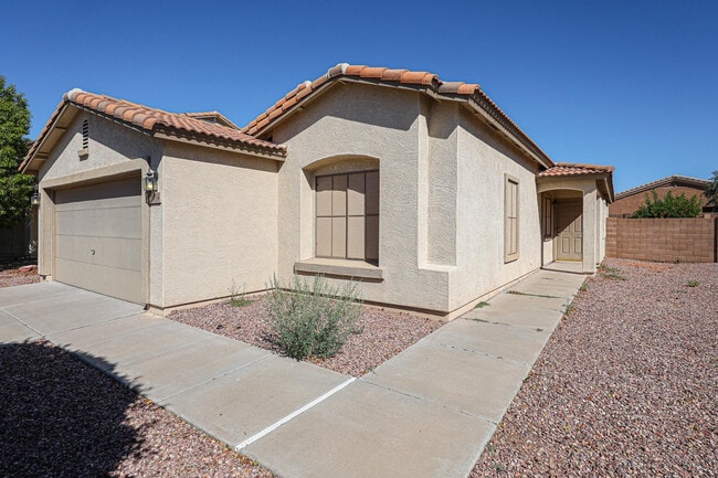 16034 W Winchcomb Dr in Surprise, AZ - Building Photo - Building Photo