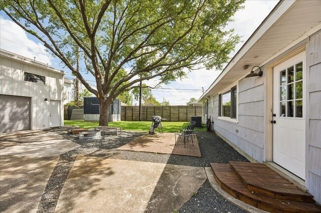 1136 Oak Tree Dr in Houston, TX - Building Photo - Building Photo