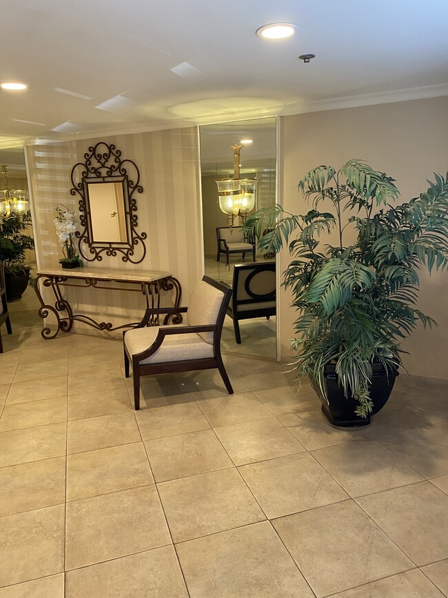 10650 Holman Ave, Unit 307 in Los Angeles, CA - Foto de edificio - Building Photo