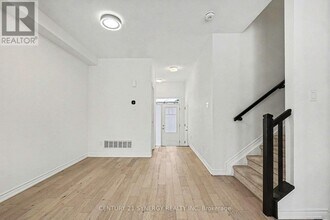 520 Flagstaff Dr in Ottawa, ON - Building Photo - Building Photo