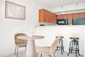 11000 NE 10th St in Bellevue, WA - Foto de edificio - Building Photo