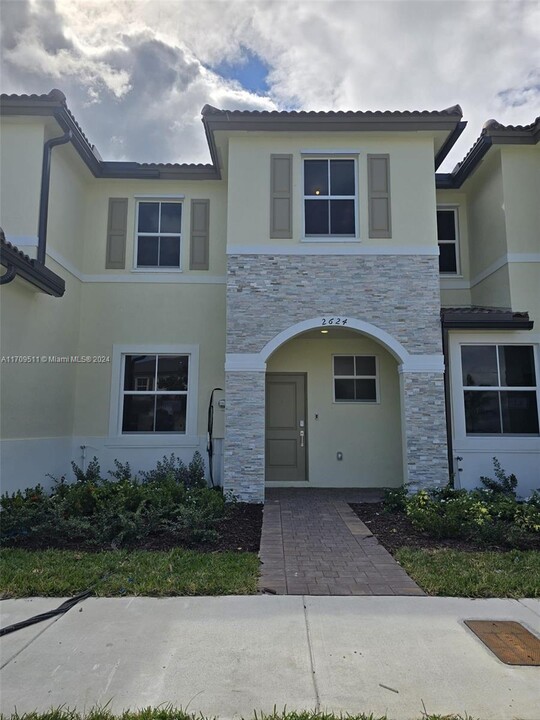 2624 SE 28th St in Homestead, FL - Foto de edificio