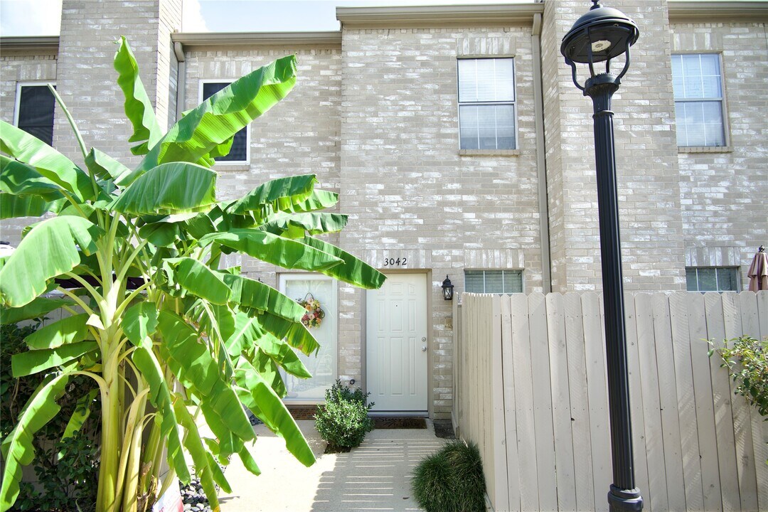 3042 Holly Hall St in Houston, TX - Building Photo