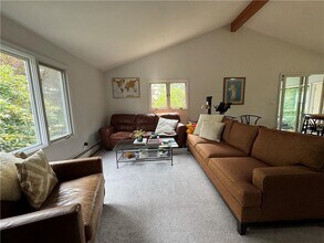 15 Bliss Mine Rd in Middletown, RI - Building Photo - Building Photo