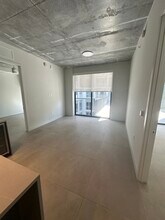 198 NW 24th St, Unit B2 in Miami, FL - Foto de edificio - Building Photo
