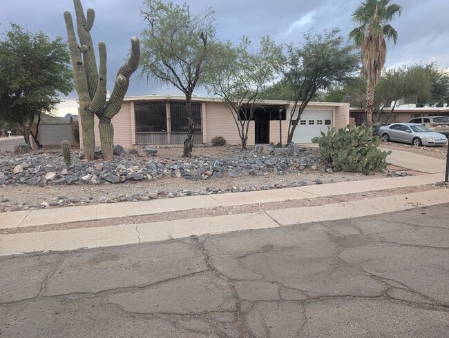 property at 2546 W Calle Genova