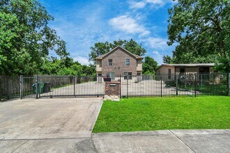 10022 Raymondville Rd in Houston, TX - Building Photo - Building Photo