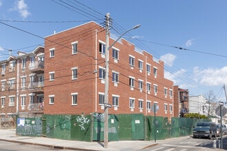 108-07 44th Ave in Corona, NY - Foto de edificio - Building Photo