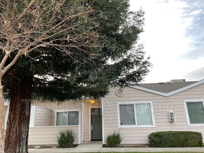 403 N Park St in Visalia, CA - Building Photo - Building Photo