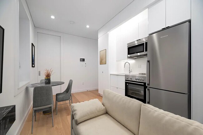 59 Thompson St in New York, NY - Building Photo - Building Photo