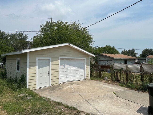 905 Ronald Dr in Corpus Christi, TX - Building Photo - Building Photo