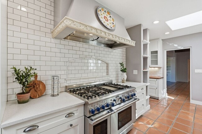 property at 1916 E Elm St