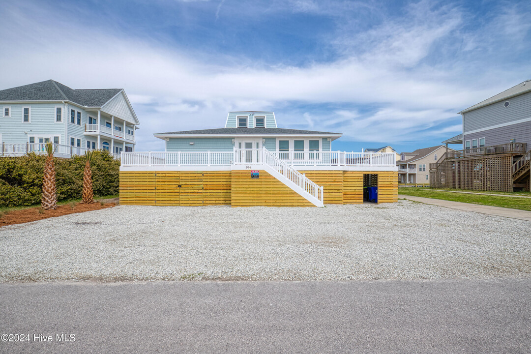 304 Marina Way in North Topsail Beach, NC - Building Photo