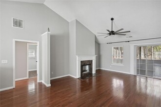 2400 Hampton Estates Dr SW in Marietta, GA - Foto de edificio - Building Photo