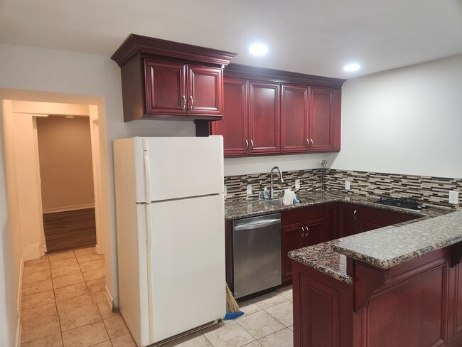 5516 Vanalden Ave, Unit 2 top