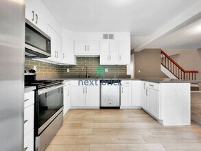 12211 NE 147th Pl in Kirkland, WA - Foto de edificio - Building Photo