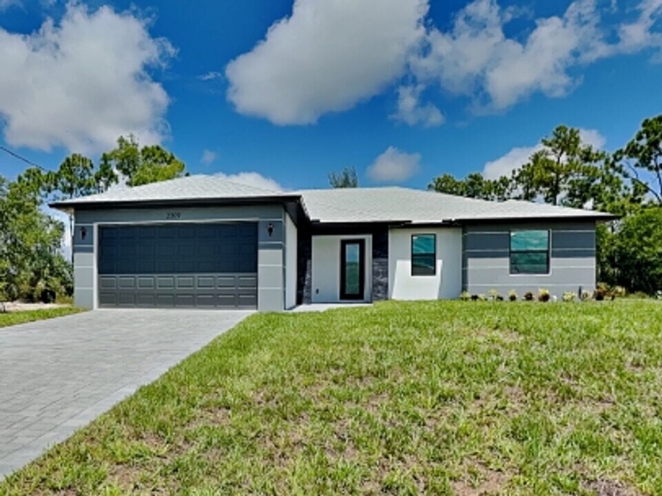 2309 NE 39th St in Cape Coral, FL - Building Photo