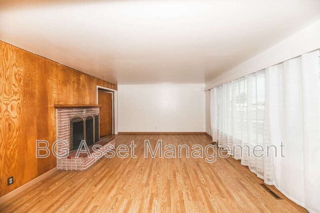 property at 1011 Manor Rd
