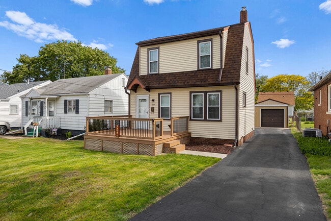 property at 924 E Maywood Ave
