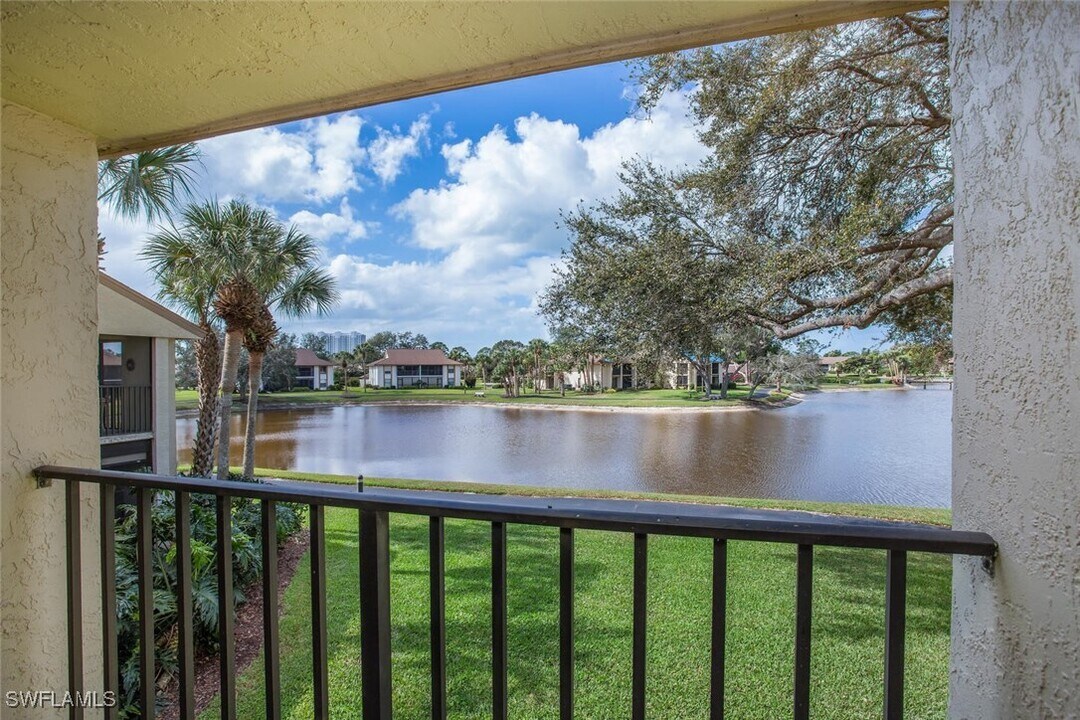 537 Lake Louise Cir in Naples, FL - Building Photo