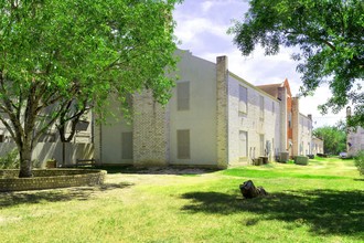 Colonial Square Multifamily/Retail Community in Harlingen, TX - Building Photo - Building Photo