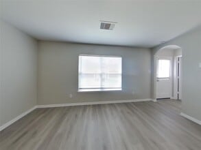 531 Douro in Crosby, TX - Building Photo - Building Photo