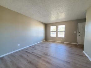 2047 Bridlewood Blvd in Obetz, OH - Foto de edificio - Building Photo