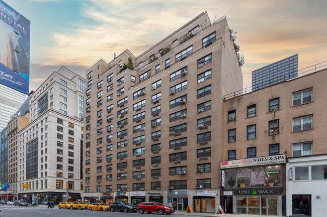 667-675 Lexington Ave in New York, NY - Building Photo - Building Photo