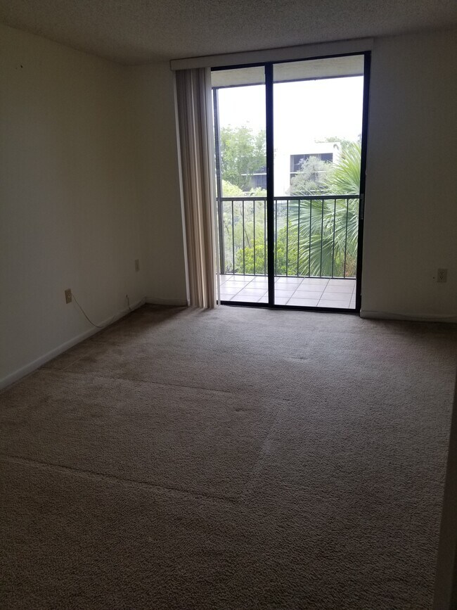 8025 SW 107th Ave, Unit 324 in Miami, FL - Building Photo - Building Photo