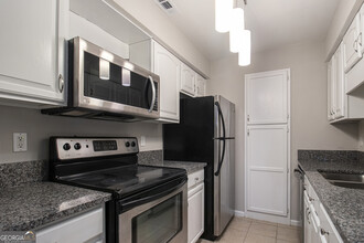 2101 Pine Heights Dr NE in Atlanta, GA - Building Photo - Building Photo
