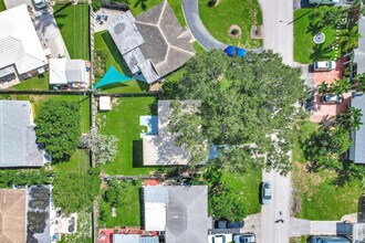 261 NE 45th St in Oakland Park, FL - Building Photo - Building Photo
