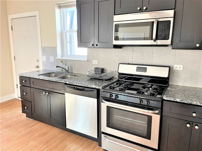 4750 N Kenneth Ave, Unit 2N in Chicago, IL - Foto de edificio - Building Photo