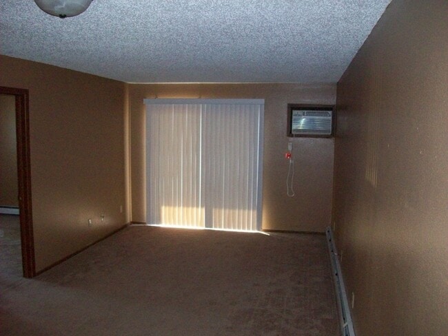 2208 E Divide Ave, Unit 1 in Bismarck, ND - Foto de edificio - Building Photo