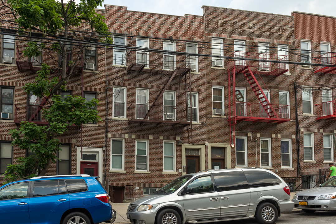 429 27th Ave in Astoria, NY - Building Photo