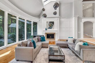 5 Coachman's Ct in Old Westbury, NY - Building Photo - Building Photo