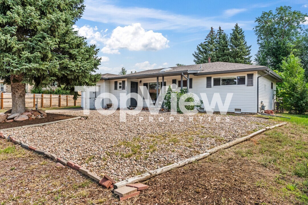 221 Everett Dr in Colorado Springs, CO - Building Photo