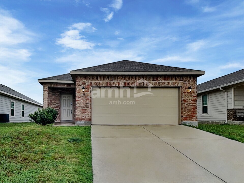 127 Laurel Grace Ln in Canyon Lake, TX - Building Photo