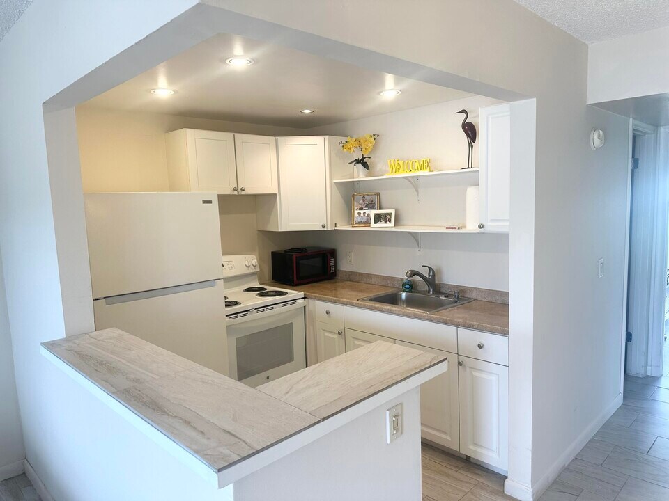 299 Camden Dr in West Palm Beach, FL - Building Photo