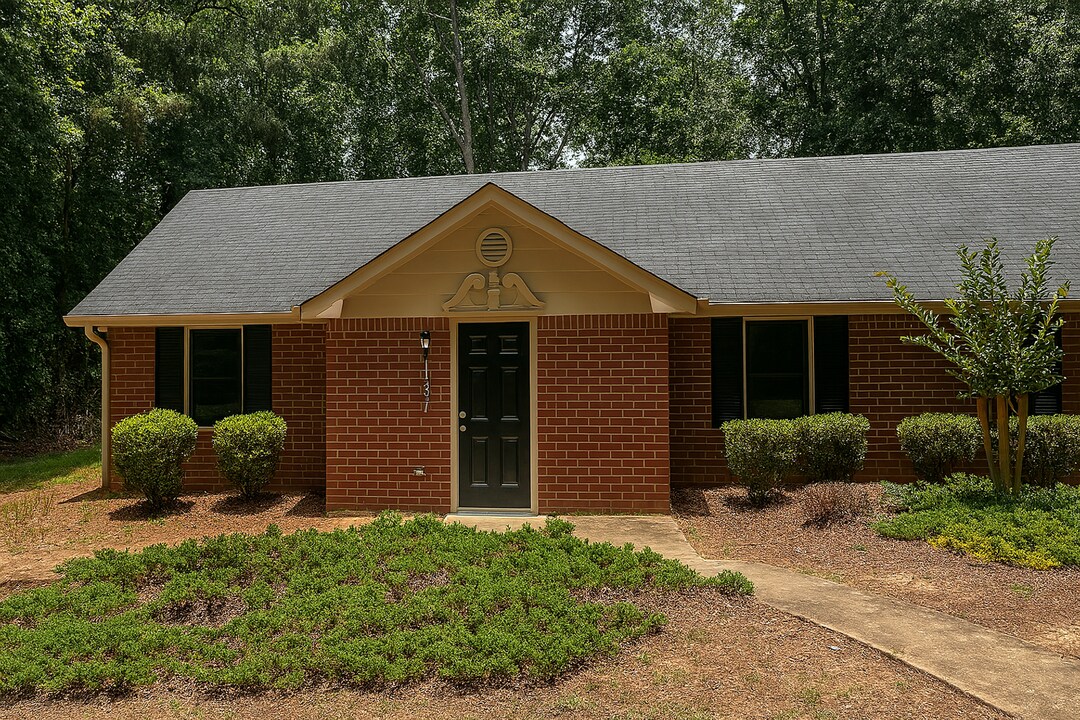 1111 Wellington Dr in Bogart, GA - Building Photo