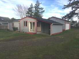 1941 28th Pl in Florence, OR - Building Photo